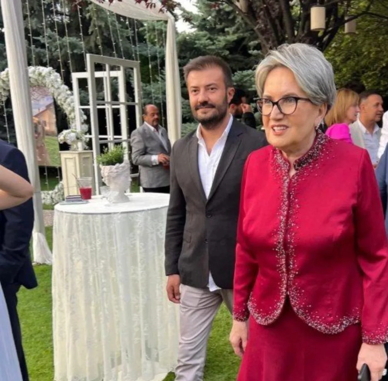 Meral Aksenerden Yeni Adim Kendi Vakfini Kurdu