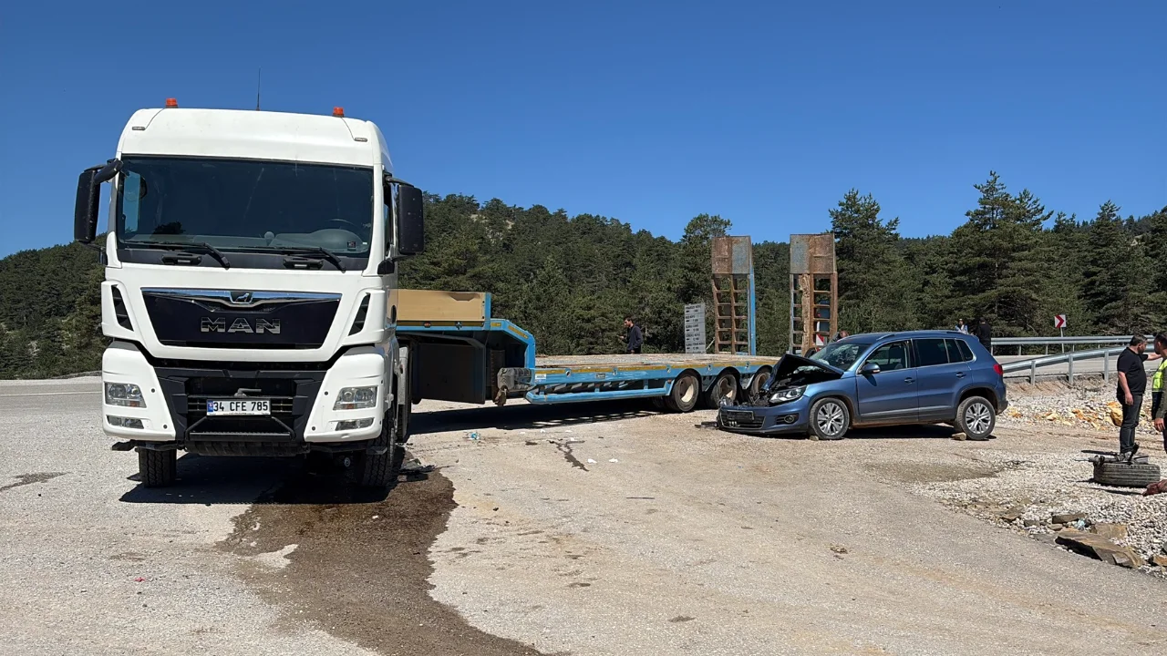 Otomobil Ile Tir Carpisti 4 Kisi Yaralandi Yenibakishaber (2)