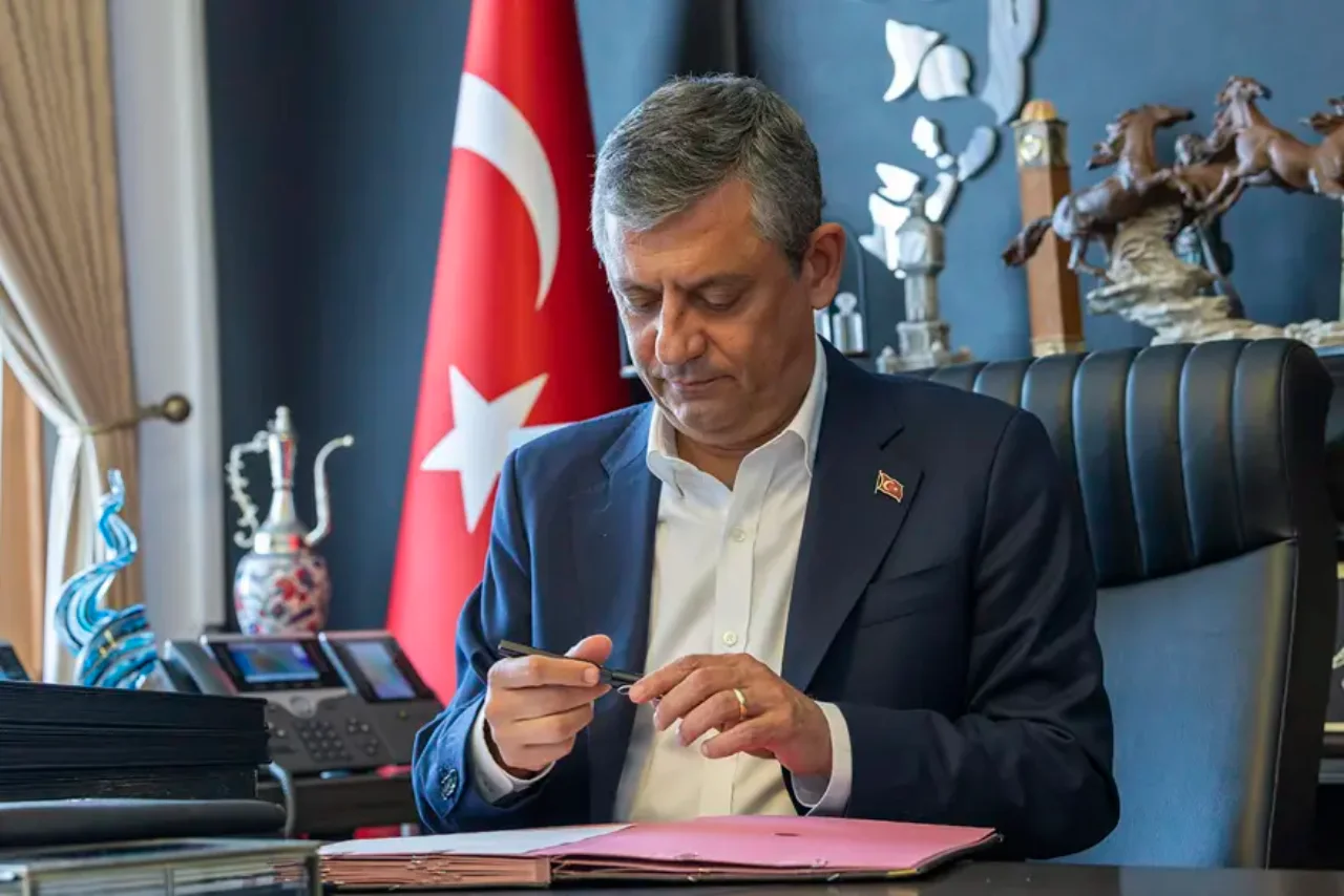 Ozgur Ozelin Yeni Parti Logosu Ilk Kez Ortaya Cikti (2)