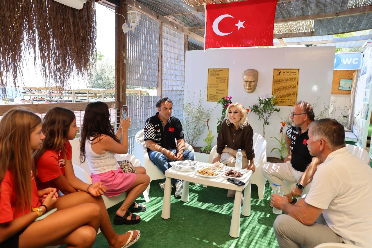 Sebnem Bursali Aksoy Dan Izmirli Dunya Sampiyonu Sorfculere Tebrik Yenibakishaber (1)