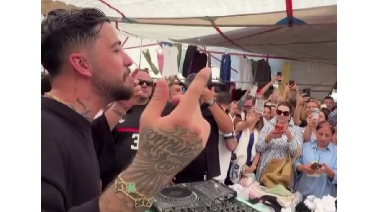 Unlu Dj Mahmut Orhandan Alacati Pazarinda Surpriz Performans Yenibakishaber (1)-1