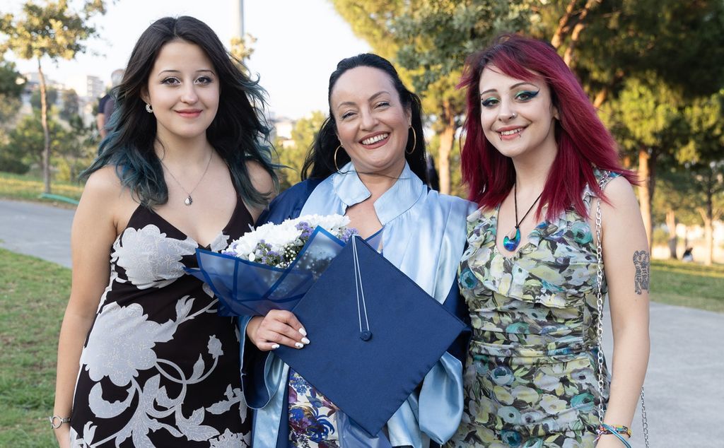 Yasar Universitesi Mezuniyetinde Iki Annenin Azim Dolu Egitim Yolculugu (2)