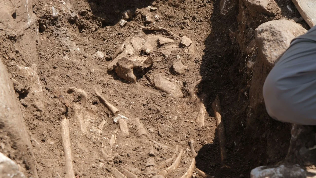 2 Bin 300 Yillik Yeni Mezar Kesfedildi (1)
