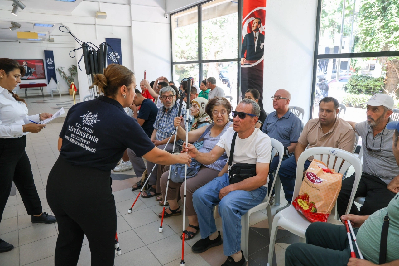 Aydinda Gorme Engelli Vatandaslara 500 Beyaz Baston Destegi Yenibakishaber