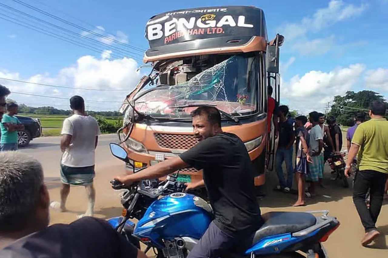 Bangladeste Yolcu Otobusleri Carpisti 8 Olu 25 Yarali (2)