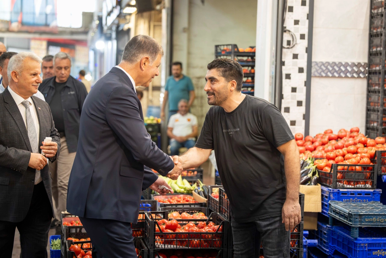 Baskan Tugay Izmirin Hal Esnafiyla Bulustu Yenibakishaber (2)