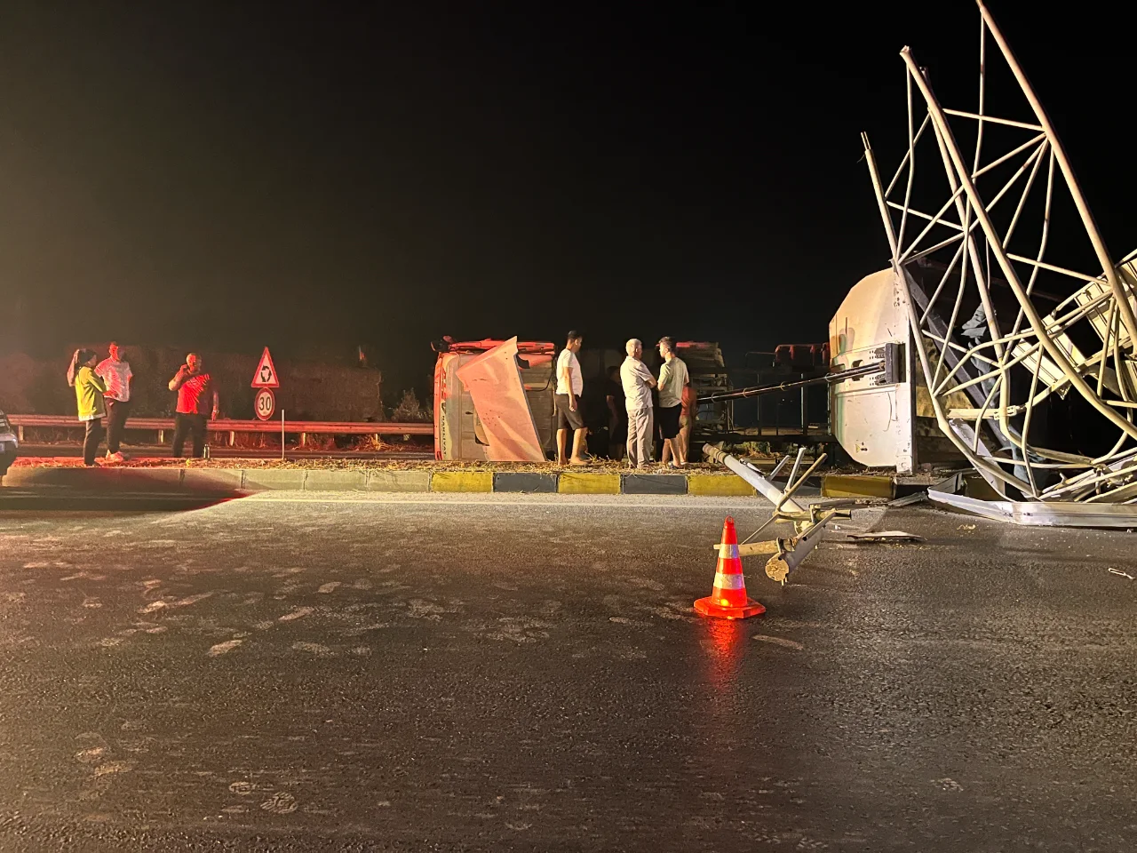 Bayindir Tire Yolunda Dorsesi Acik Olan Tir Devrildi (1)
