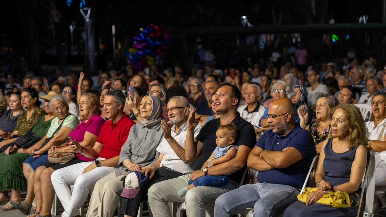 Bornova Da Zafer Coskusu Buyukpark I Doldurdu Yenibakishaber