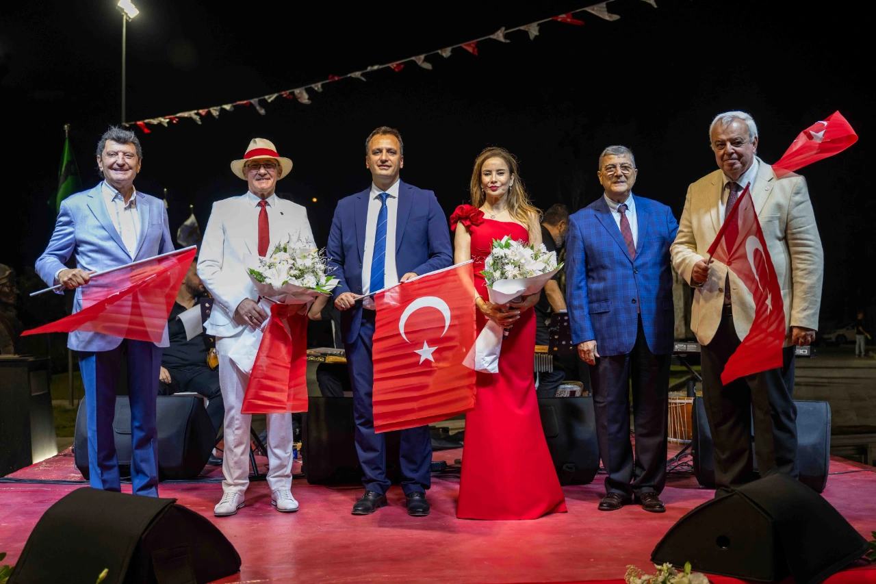 Bornovada Zafer Coskusu Abide I Hurriyet Meydanina Tasti Yenibakishaber (1)