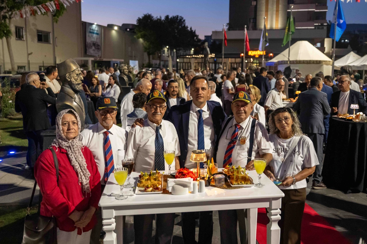 Bornovada Zafer Coskusu Abide I Hurriyet Meydanina Tasti Yenibakishaber