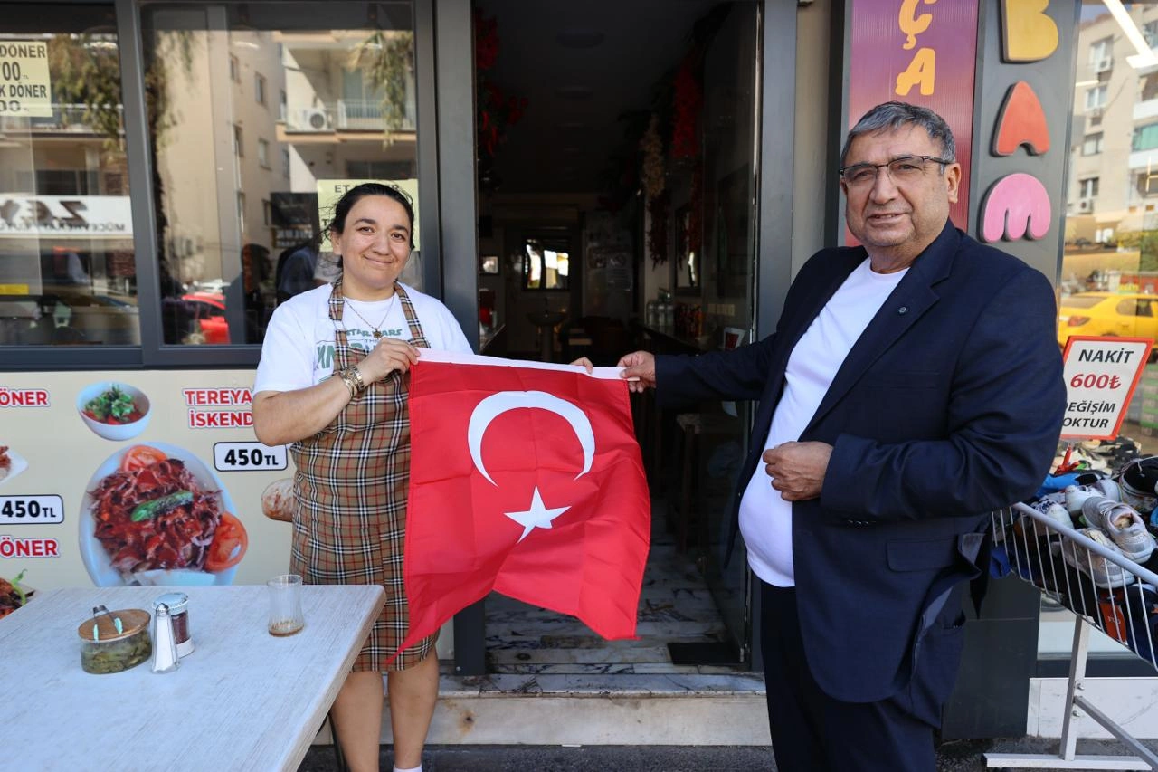 Buca 30 Agustosa Hazirlaniyor Esnafa Turk Bayragi Dagitildi Yenibakishaber