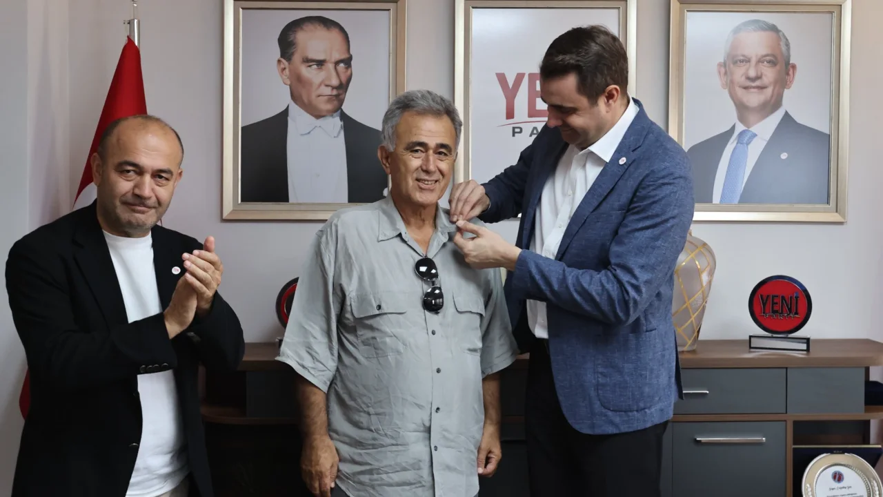 Cagatay Guc Duyurdu Izmirde Yeni Partiye Katilanlara Rozetleri Takildi (1)