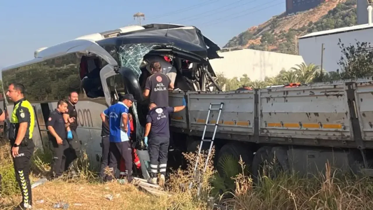 Daha 17 Setine Gidiyordu Unlu Oyuncunun Kardesi Feci Kazada Yaralandi (1)