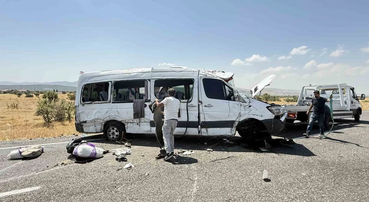 Diyarbakir Bingol Karayolunda Minibus Devrildi Yaralilar Var (1)