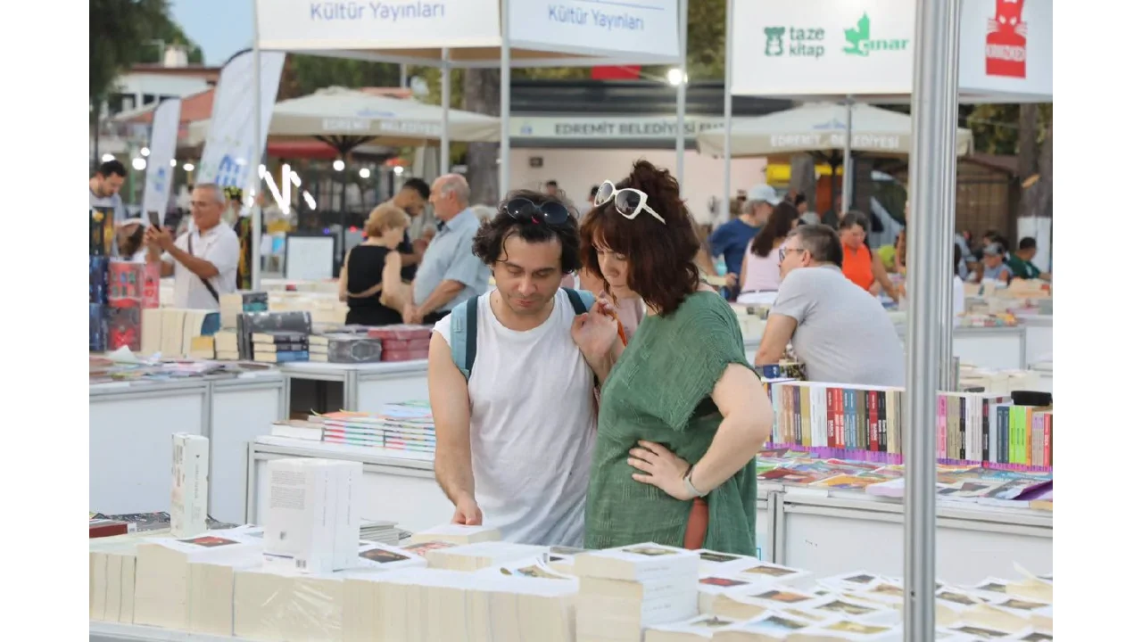 Edremit Te Kitap Fuari Dolu Dolu Suruyor Yenibakishaber (1)