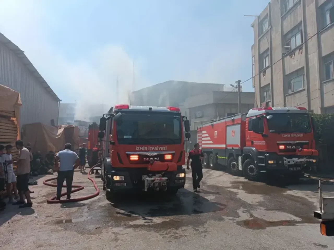 Izmir Bucada Sunger Deposunda Yangin Cikti (1)