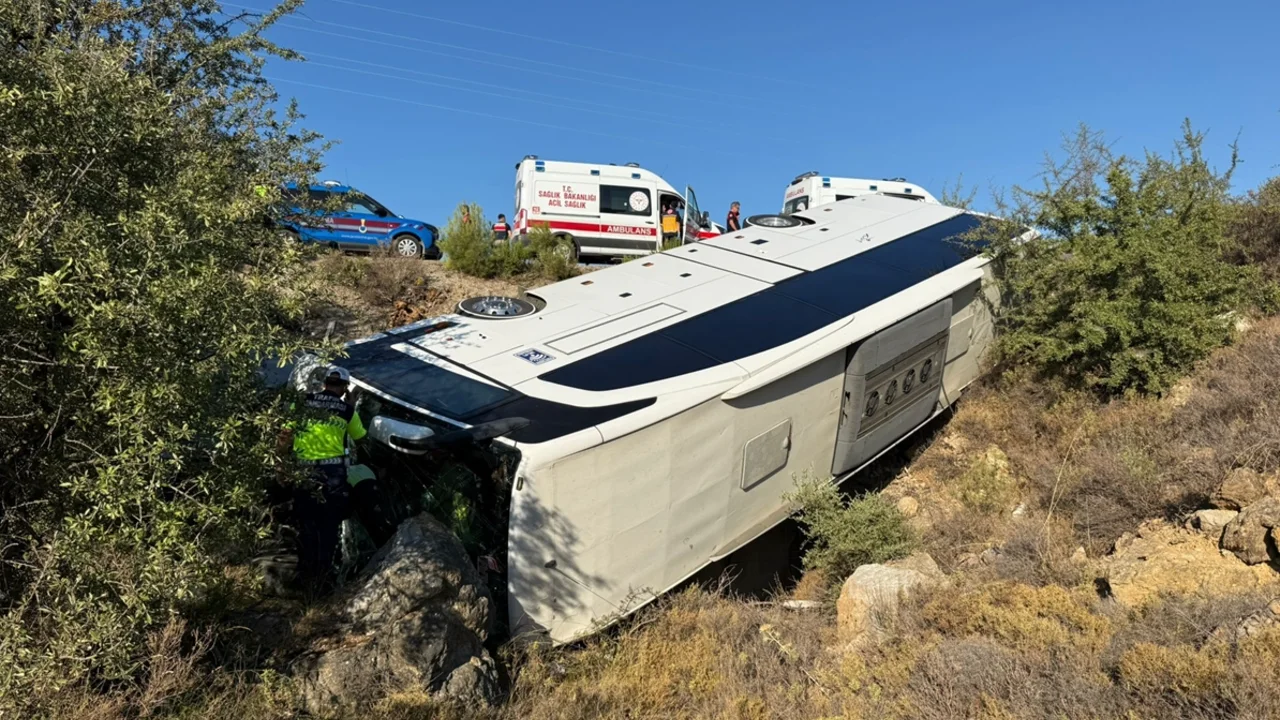 Izmir De Otobusle Carpisan Otomobildeki 2 Kisi Oldu2 Yenibakishaber