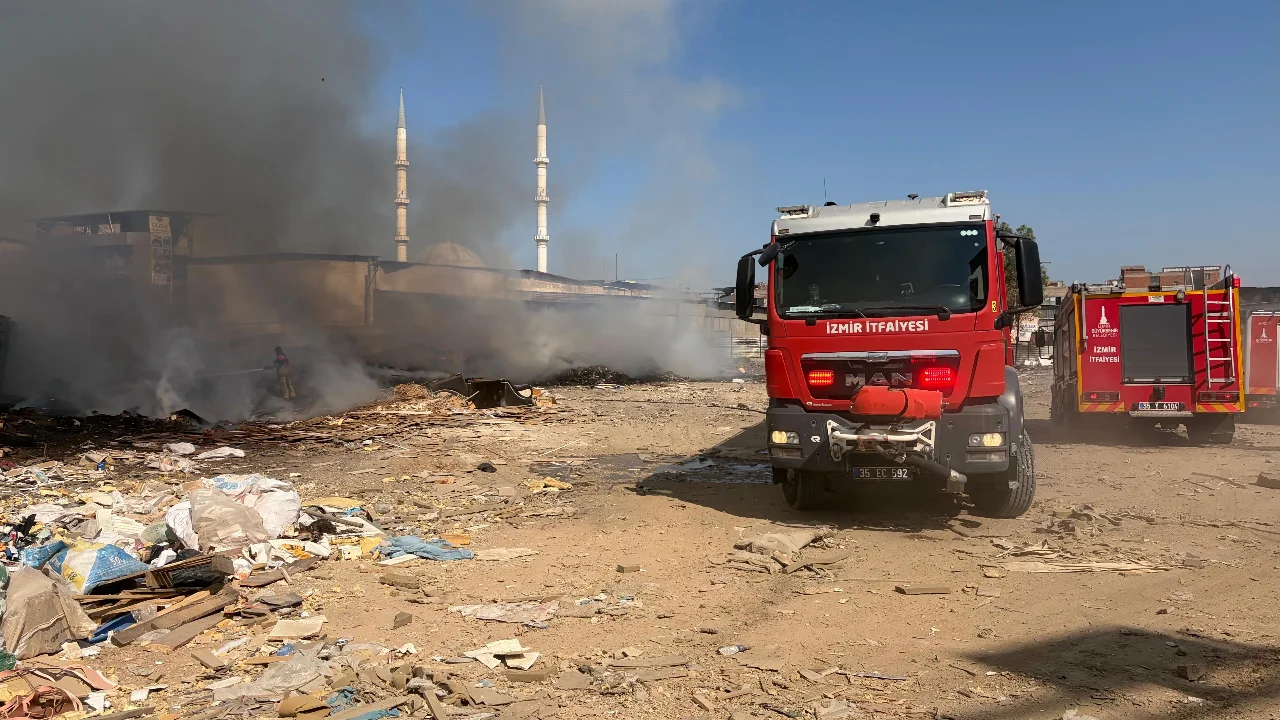 Izmirde Copluge Donen Bos Arazi Yandi Esnaf Cozum Bekliyor (1)