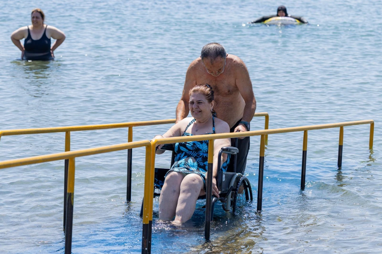 Izmirde Engelsiz Deniz Keyfi Yenibakishaber (1)