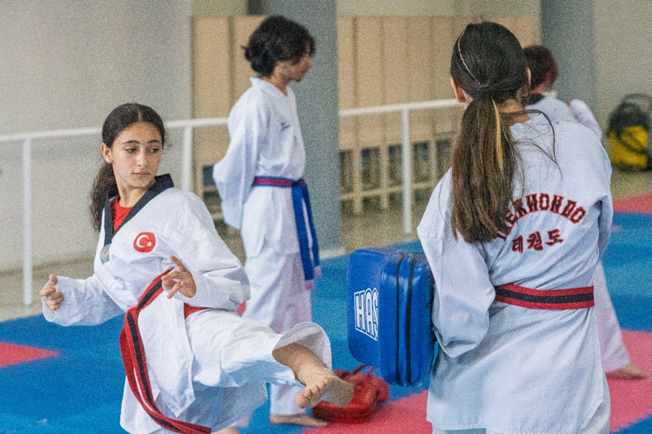 Izmirde Gelecegin Sporculari Yaz Okullarinda Yetisiyor Yenibakishaber
