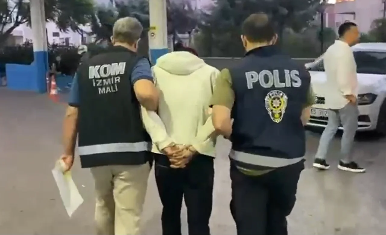 Izmirde Yali Grubu Uyesi Emircan Ovuc Oldurulmustu Flas Operasyonda Evlerden Cephanelik C (1)