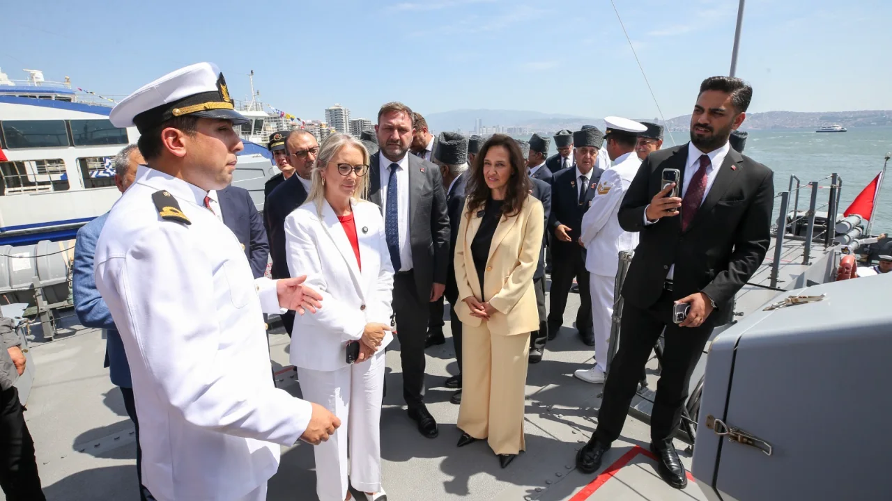 Karsiyaka Gemisi Nde Zafer Bayrami Coskusu Yenibakishaber (2)