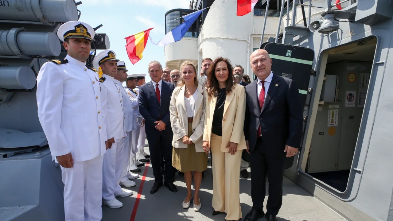 Karsiyaka Gemisi Nde Zafer Bayrami Coskusu Yenibakishaber (3)