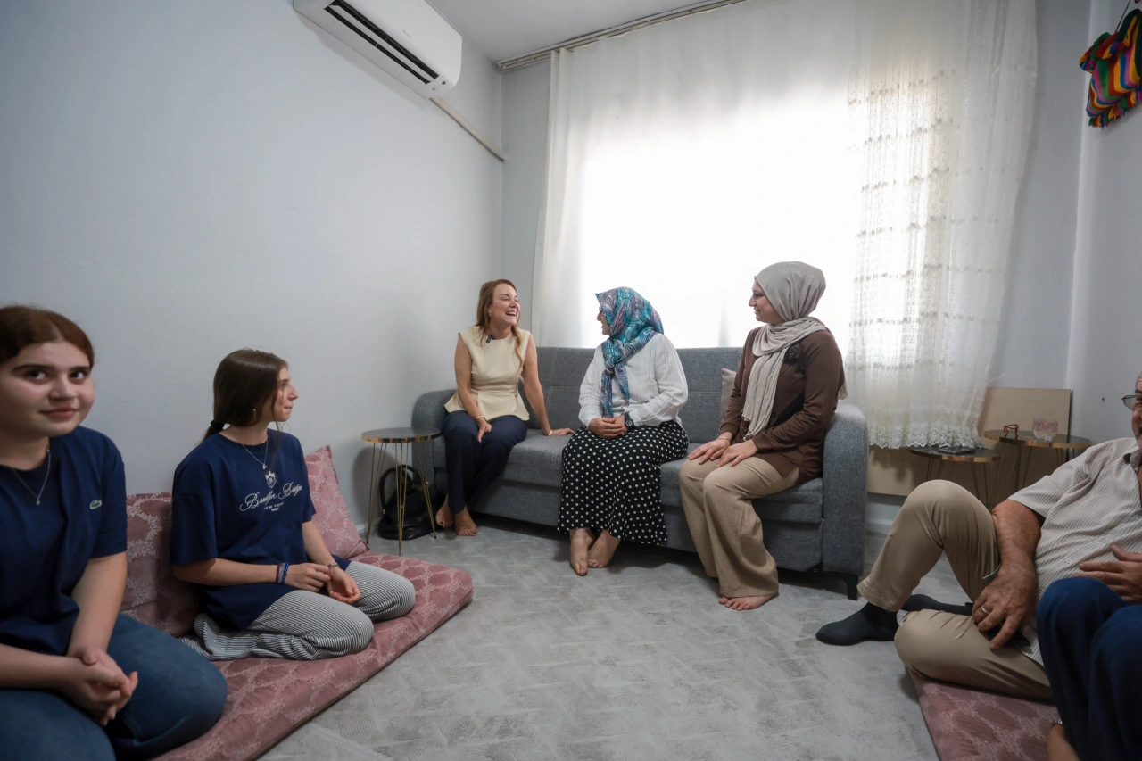 Konakta Kapi Kapi Ziyaret Baskan Mutlu Komsulariyla Bulustu Yenibakishaber (1)