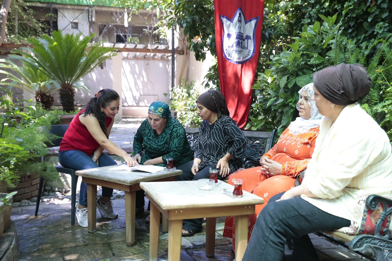 Konakta Okuma Yazma Kursu Kadinlarin Hayatini Degistiriyor Yenibakishaber (1)