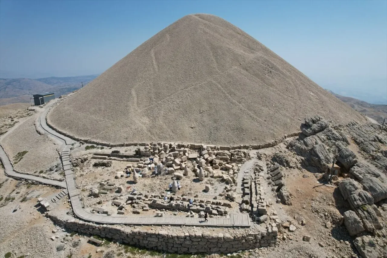 Nemrut Dagindaki 2 Bin Yillik Heykellere Nanoteknolojili Koruma (2)