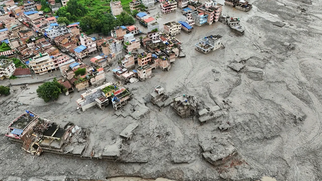 Nepalde Felaket Buyuyor Baraj Yikildi Halk Yuksek Yerlere Kaciyor