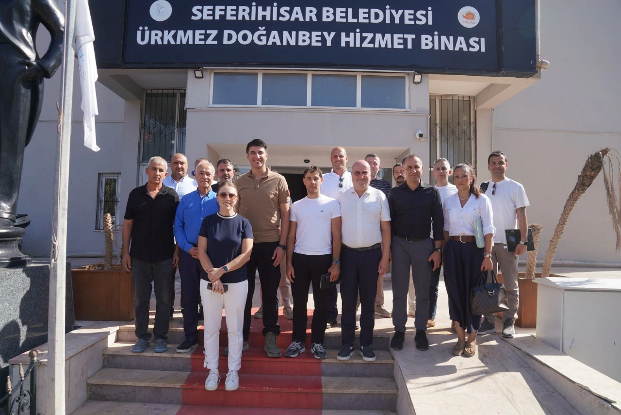 Seferihisarda Altyapi Mesaisi Izsu Heyeti Sahada Yenibakishaber (1)