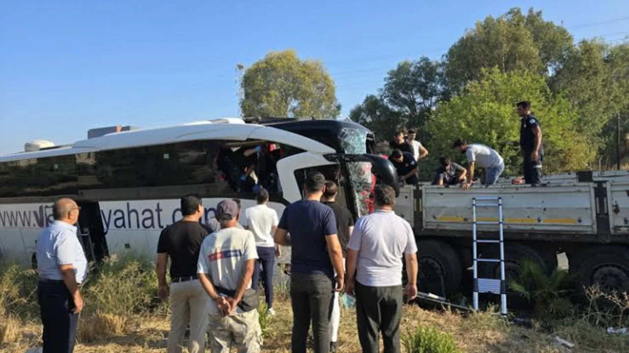 Tur Otobusu Tira Arkadan Carpti Olu Ve Yaralilar Var (2)