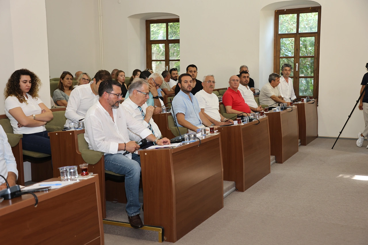 Urlada Istifalar Sonrasi Ilk Meclis Balkandan Onemli Mesajlar Yenibakishaber (2)