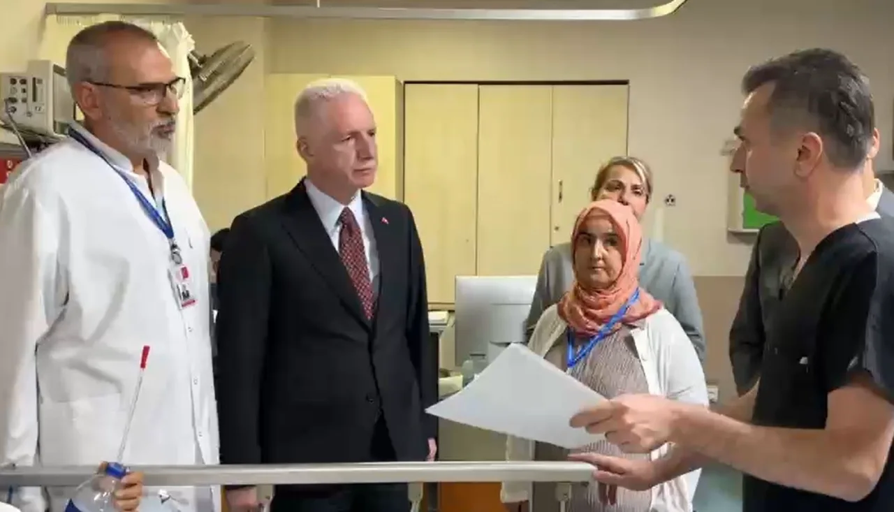 Vali Gul Iett Kazazedelerini Hastanede Ziyaret Etti Yenibakishaber