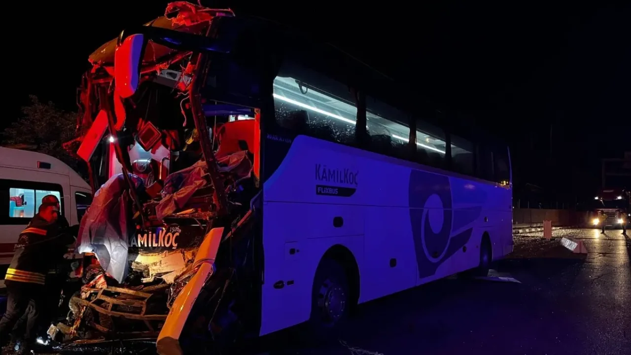 Ylcu Otobusu Tira Arkadan Carpti 2 Olu 2Si Agir 17 Yarali (1)