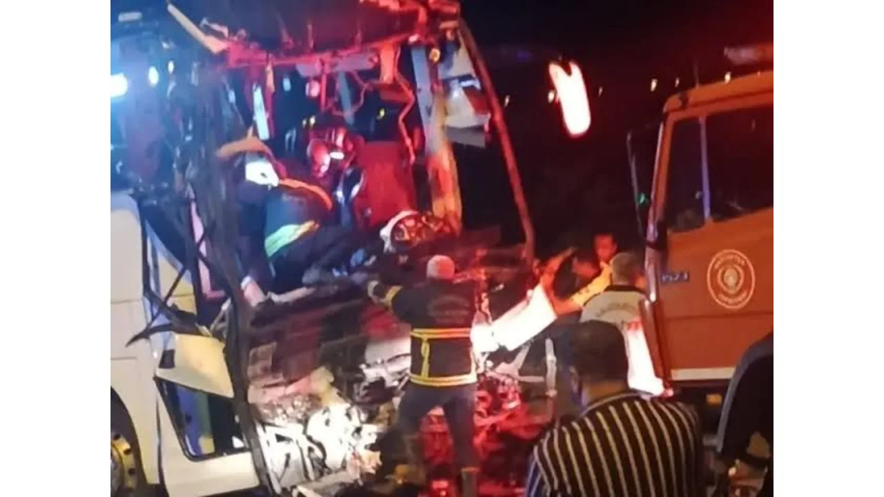 Ylcu Otobusu Tira Arkadan Carpti 2 Olu 2Si Agir 17 Yarali (2)