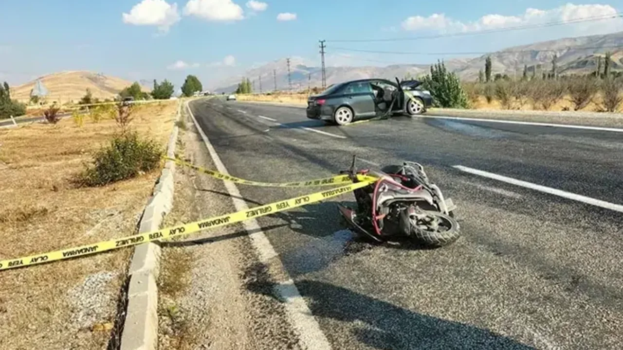 Otomobil ile çarpışan 23 yaşındaki motosiklet sürücüsü yaşamını yitirdi