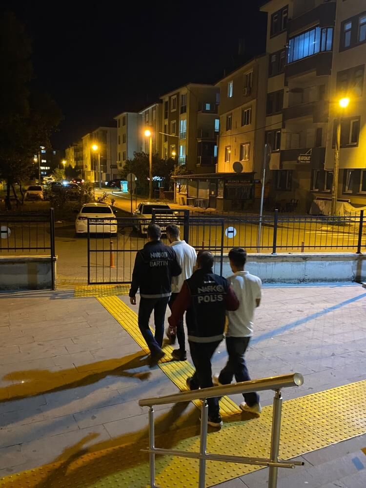 8 adrese eş zamanlı operasyon: 8 şüpheli gözaltında