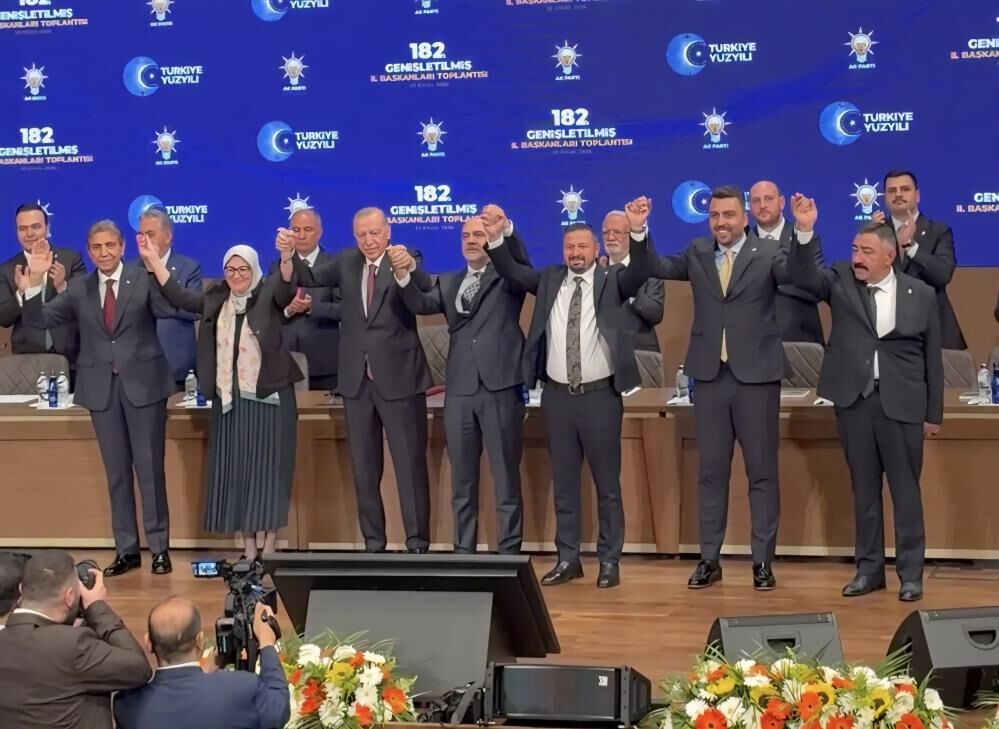 9 belediye başkanı AK Parti’ye katıldı: Rozetleri Erdoğan taktı