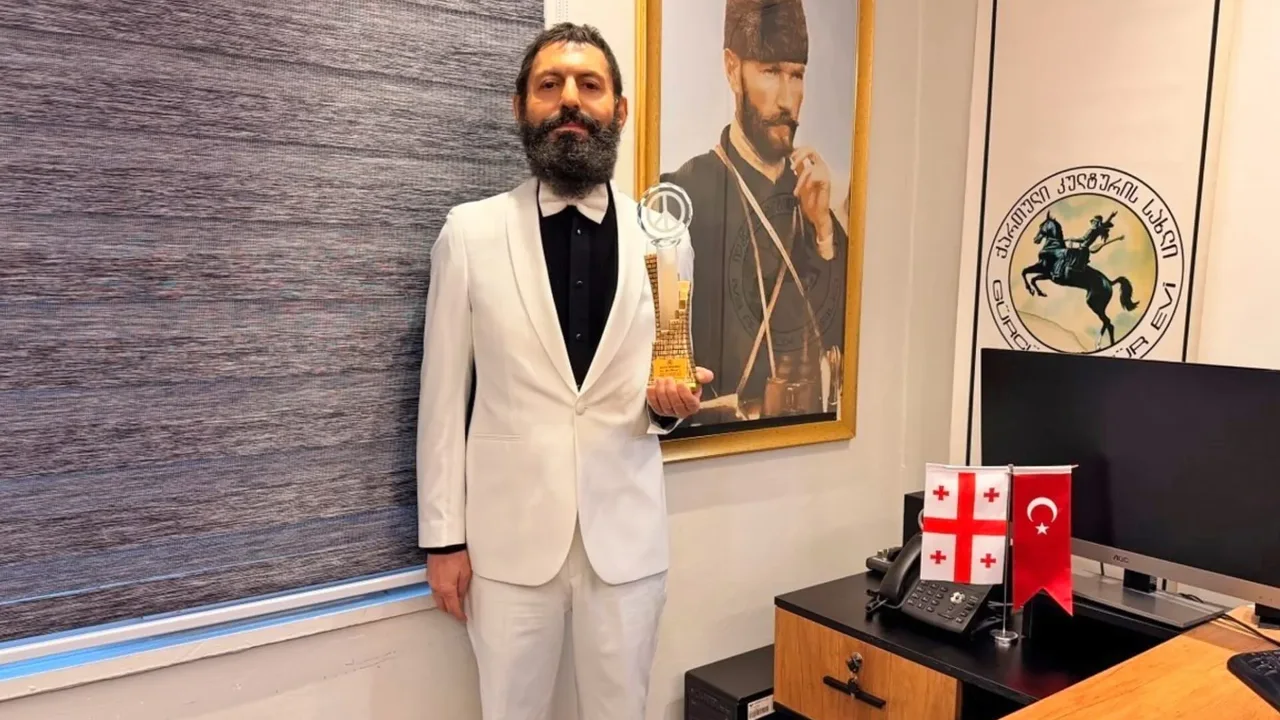 Akif Manaf Sanat Ve Baris Odulu Ile Onurlandirildi (1)