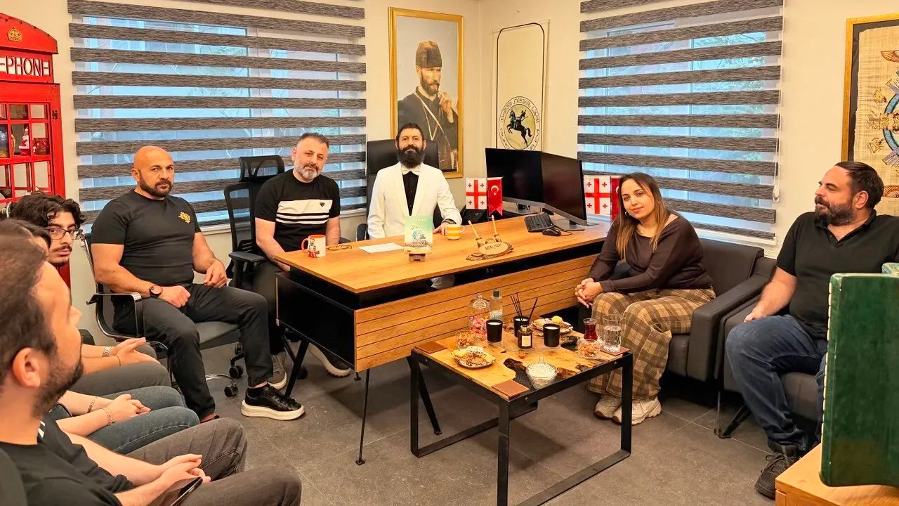 Akif Manaf Sanat Ve Baris Odulu Ile Onurlandirildi (2)