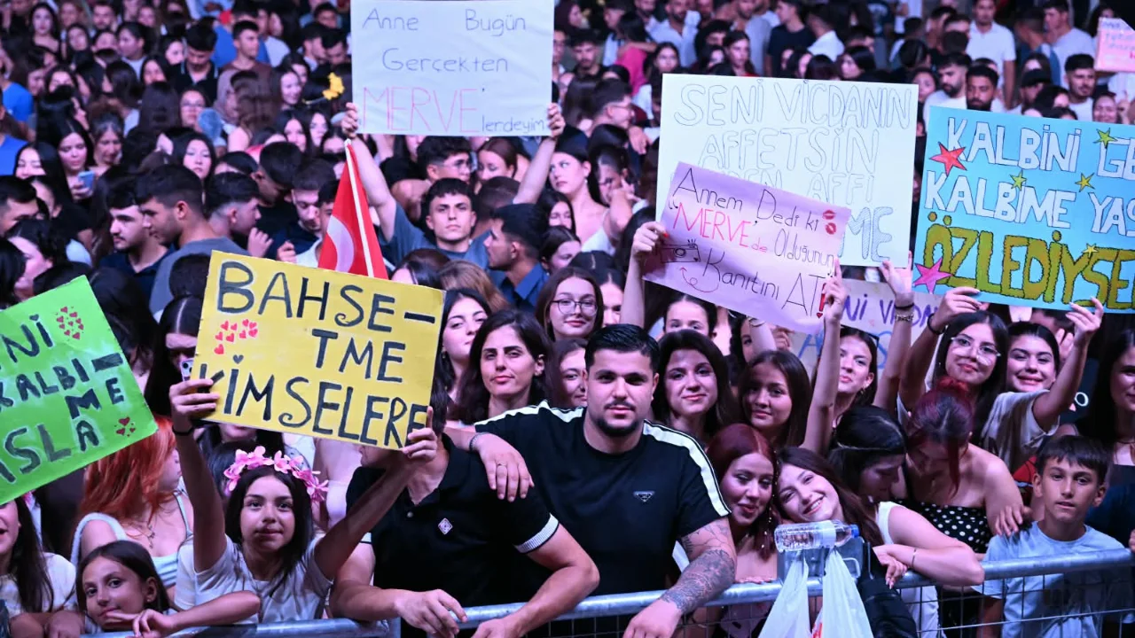 Alasehir In Kurtulusunun 104 Yil Donumunde Merve Ozbey Coskusu 14 Yenibakishaber