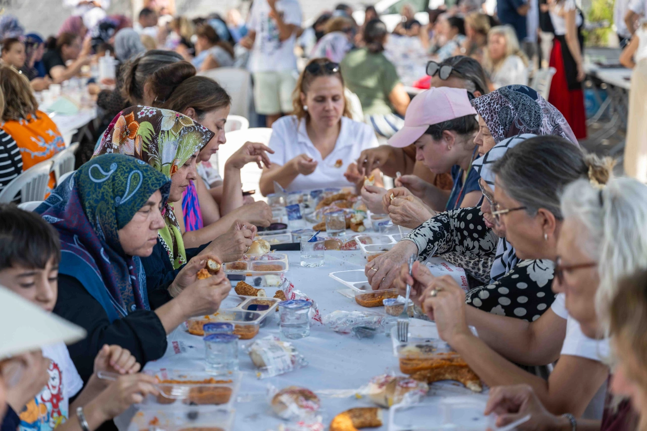 Baskan Eski Kadinlar Bostanda Sohbet Edecek Bornova Degisecek Yenibakishaber (1)