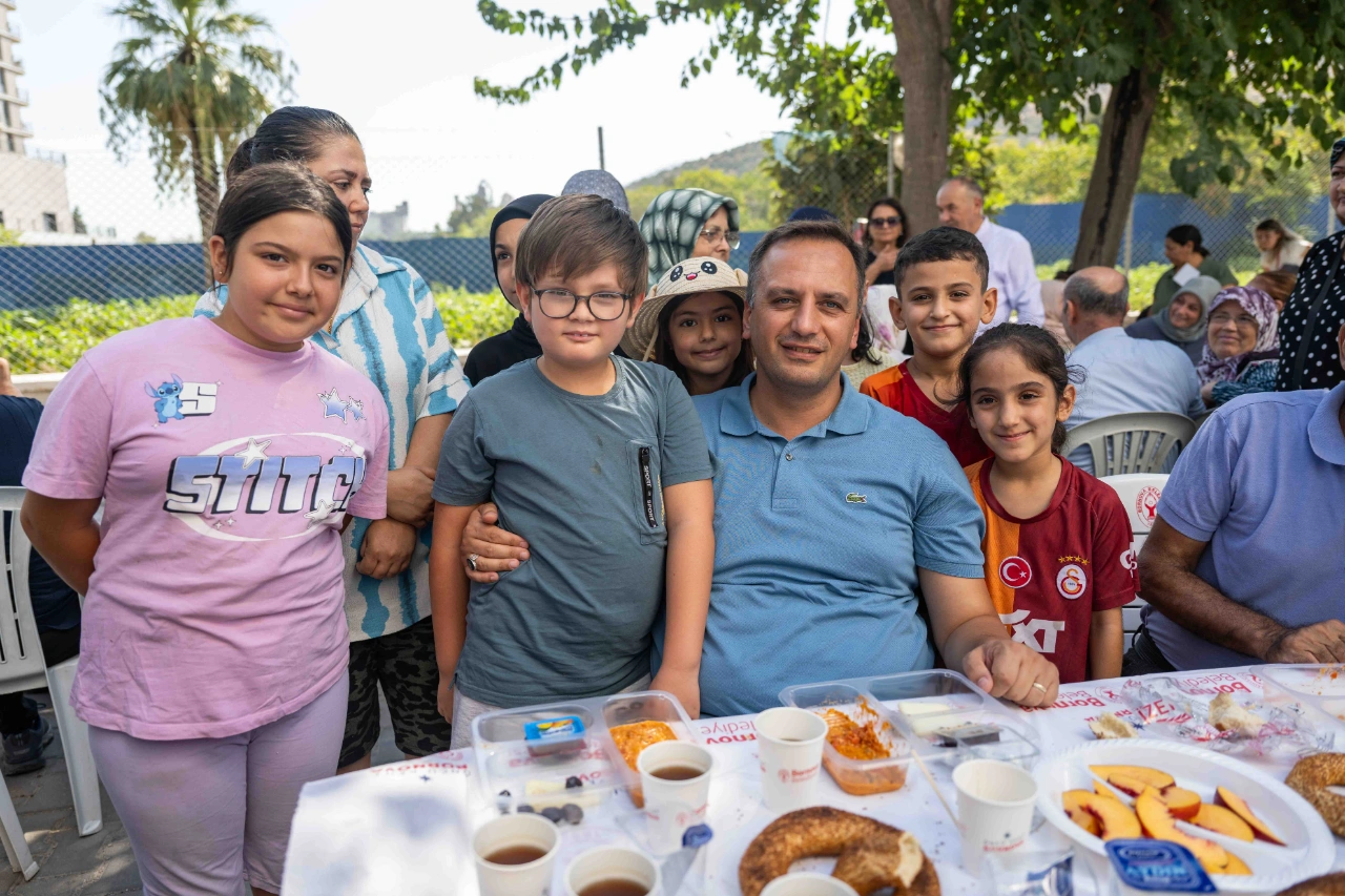 Baskan Eski Kadinlar Bostanda Sohbet Edecek Bornova Degisecek Yenibakishaber