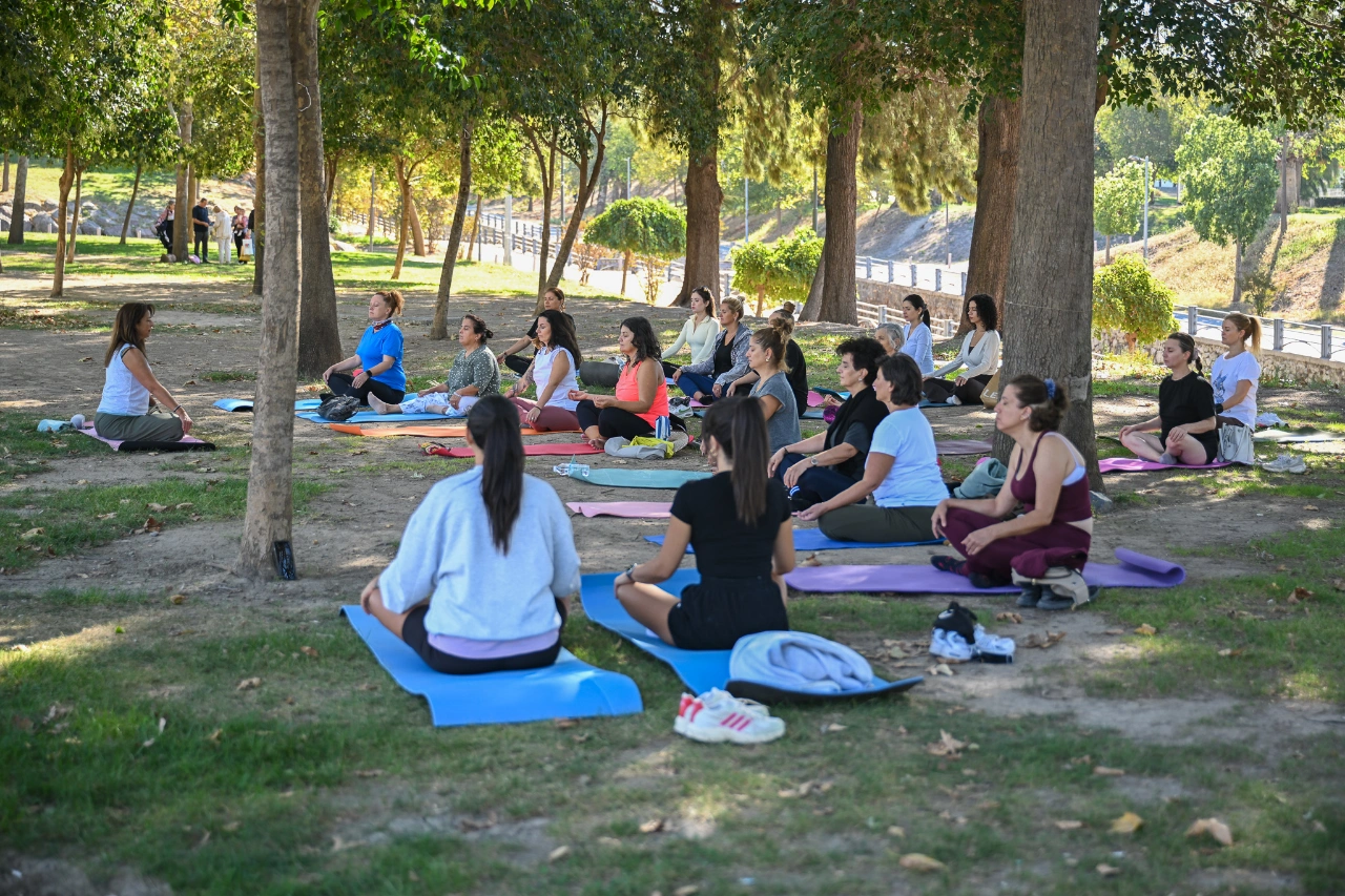 Bornovali Kadinlara Ozel Acik Hava Yoga Etkinligi Yenibakishaber