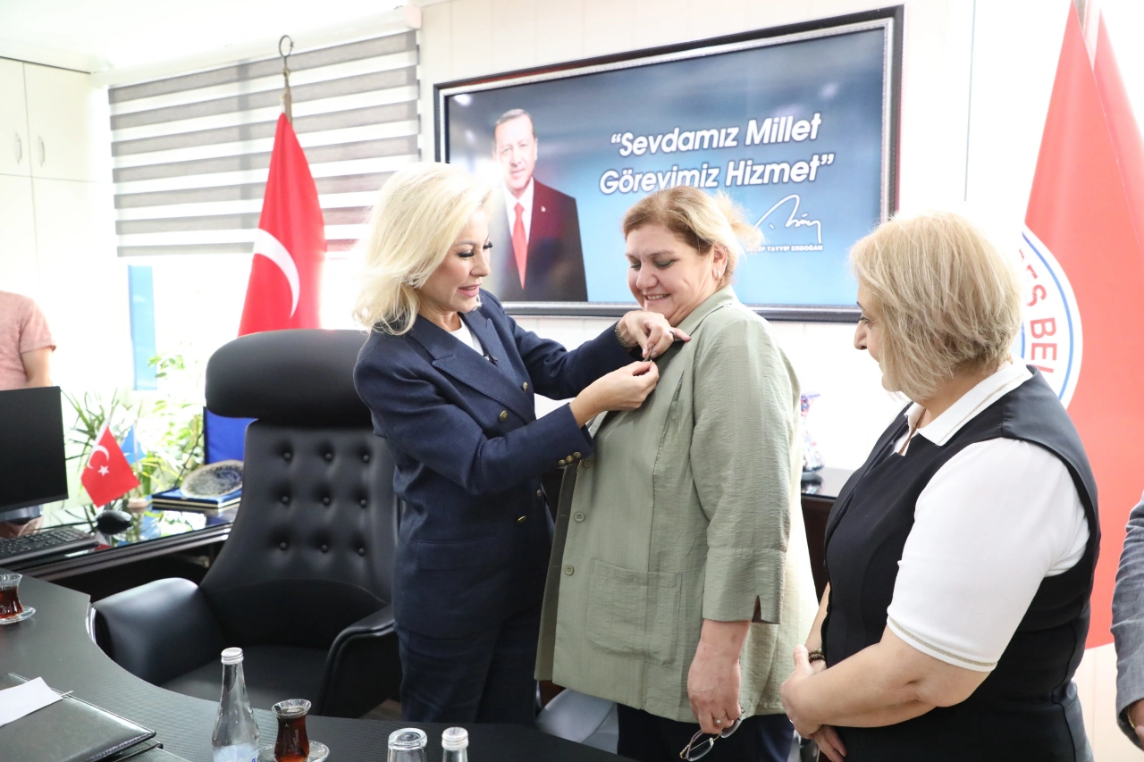 Bursalı Menderes’te: Füsun Demir’e AK Parti rozeti