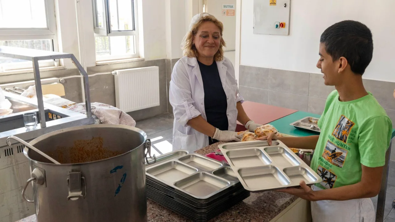 İzmir’de 32 özel eğitim okuluna sıcak yemek desteği