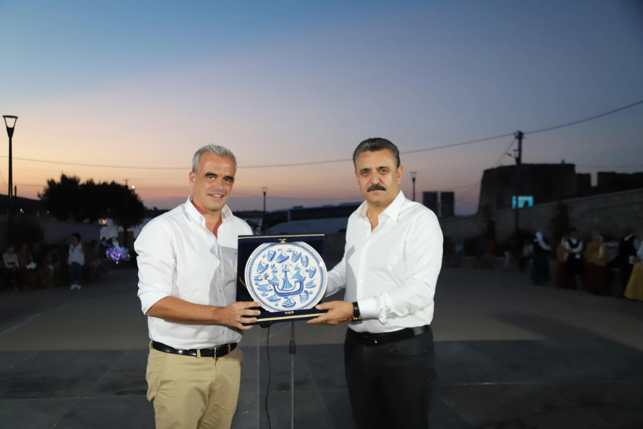 Dikili Ile Midilli Baris Icin El Ele Verdi Yenibakishaber (1)