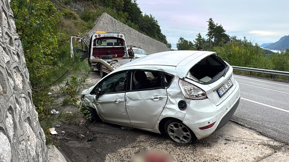 Feci kaza: Otomobil istinat duvarına çarparak devrildi
